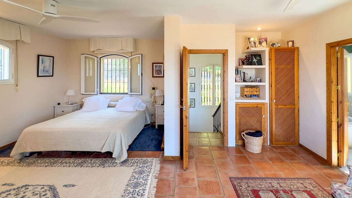 4 bedroom Villa for sale in Alhaurin de la Torre with pool - € 1,599,000 (Ref: 9336968)