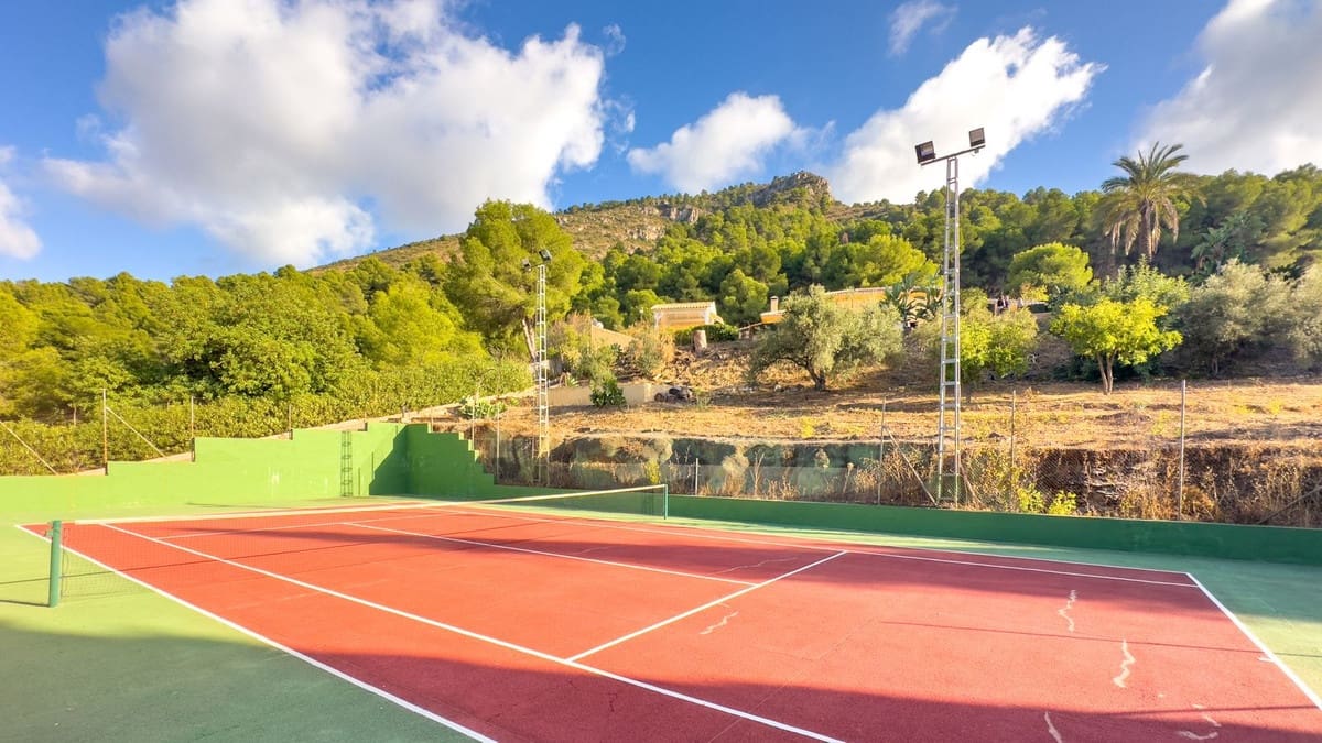 4 bedroom Villa for sale in Alhaurin de la Torre with pool - € 1,599,000 (Ref: 9336968)