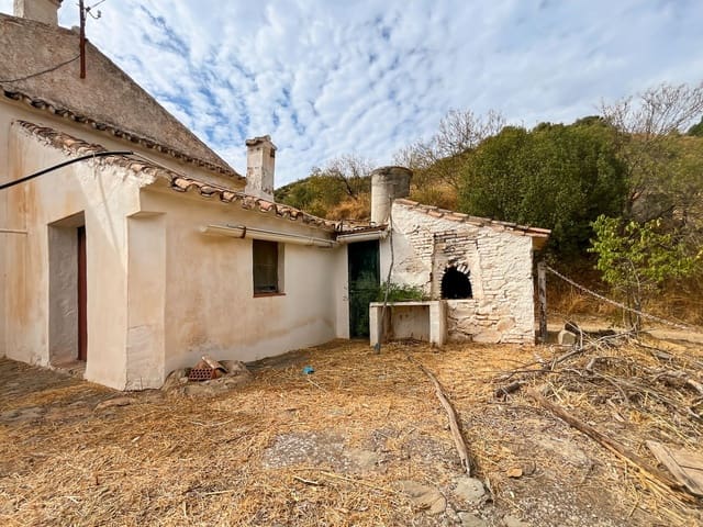 5 bedroom Finca/Country House for sale in Comares with garage - € 184,000 (Ref: 9363273)
