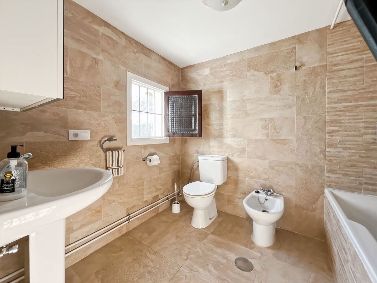 2 bedroom Semi-detached Villa for sale in Comares with garage - € 98,500 (Ref: 9363275)