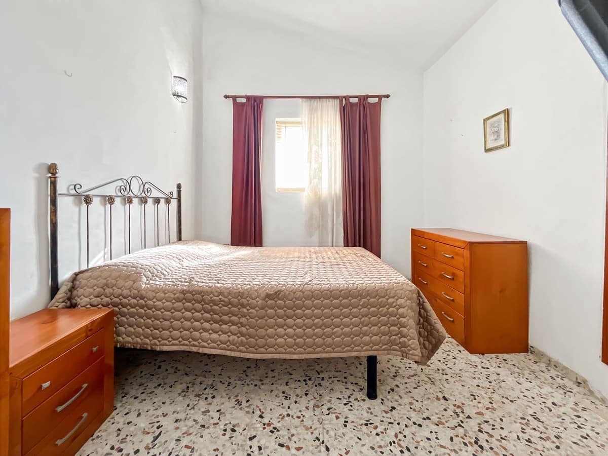 2 bedroom Semi-detached Villa for sale in Comares with garage - € 98,500 (Ref: 9363275)