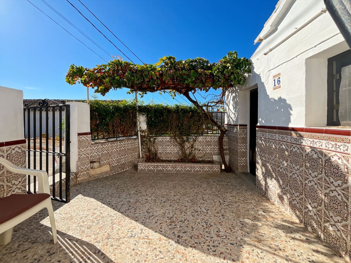 2 bedroom Semi-detached Villa for sale in Comares with garage - € 98,500 (Ref: 9363275)