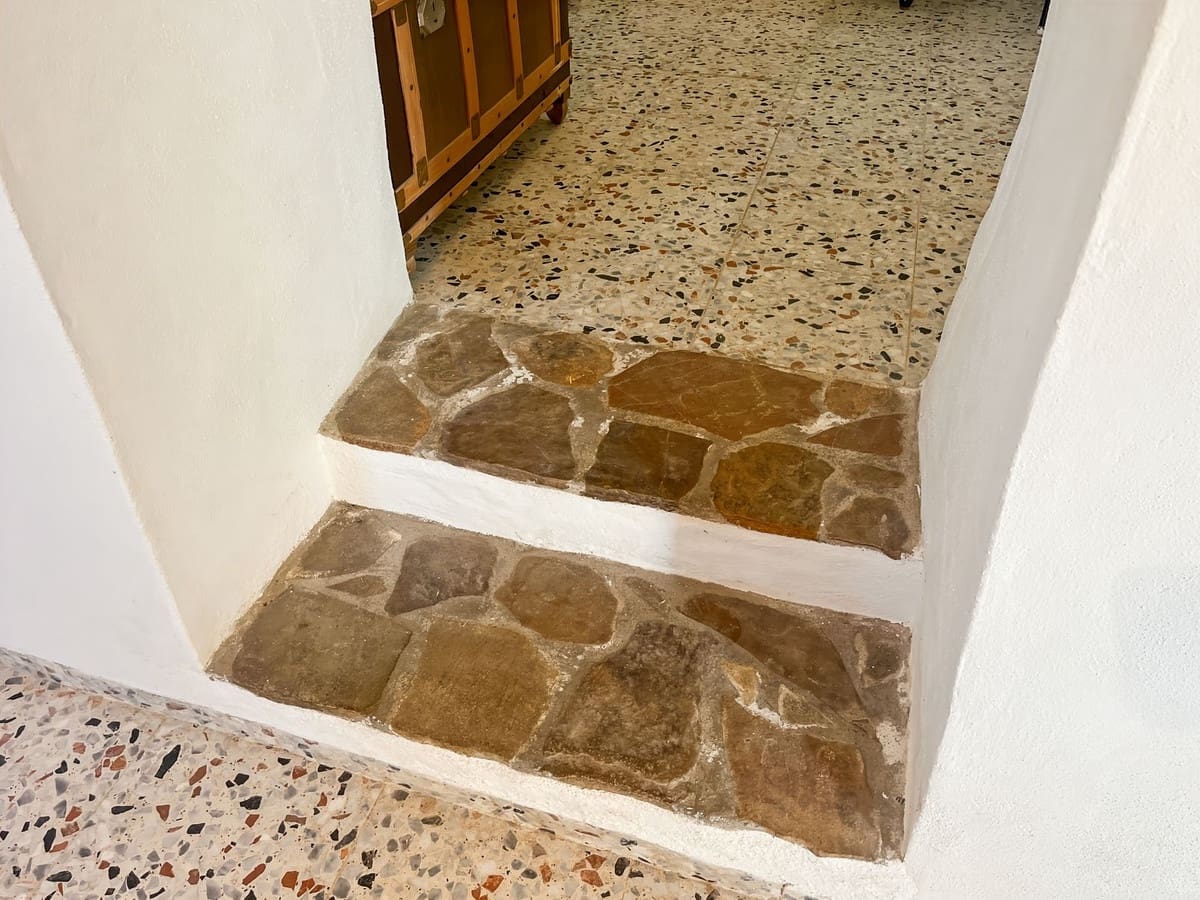 2 bedroom Semi-detached Villa for sale in Comares with garage - € 98,500 (Ref: 9363275)