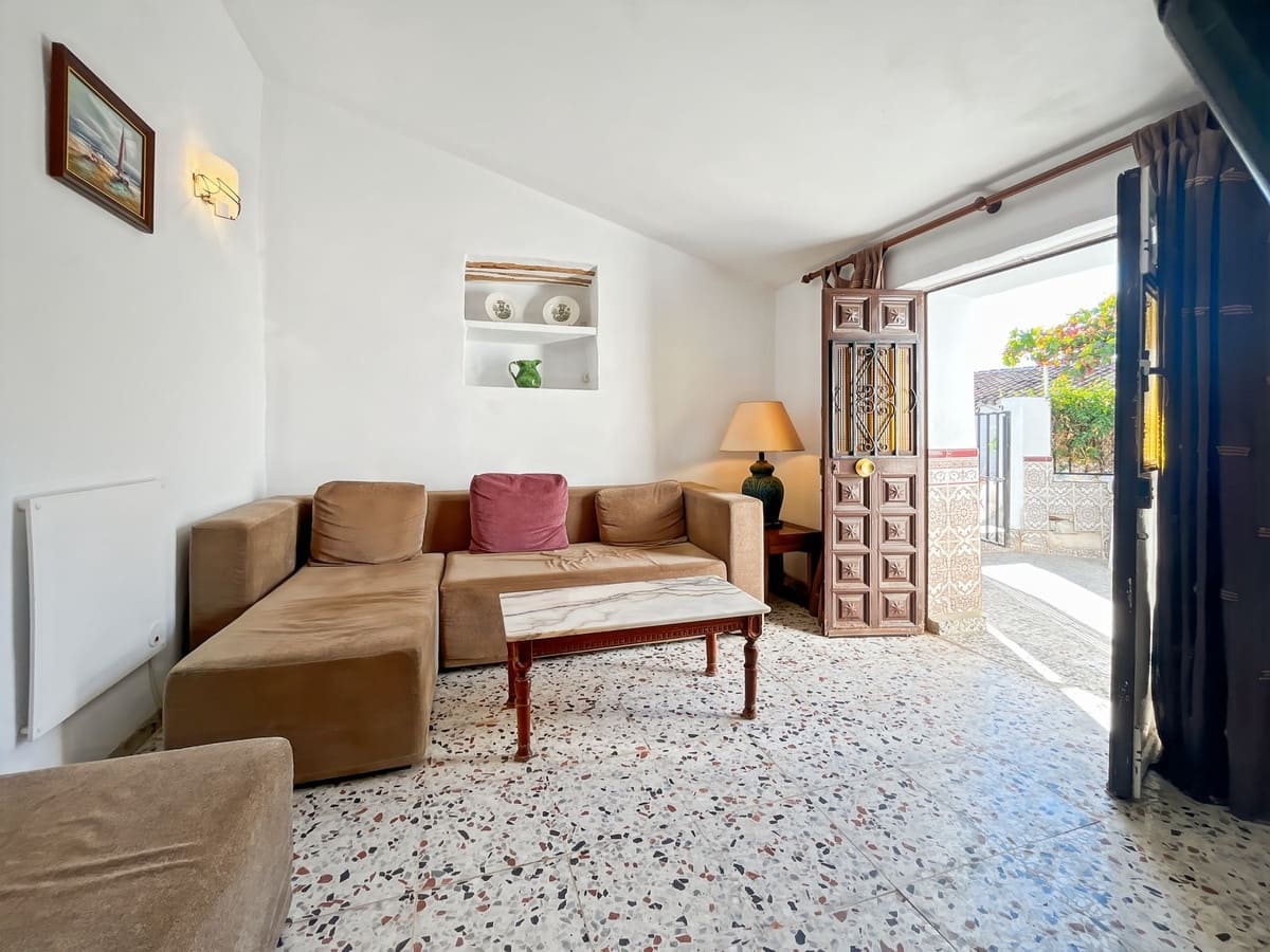 2 bedroom Semi-detached Villa for sale in Comares with garage - € 98,500 (Ref: 9363275)