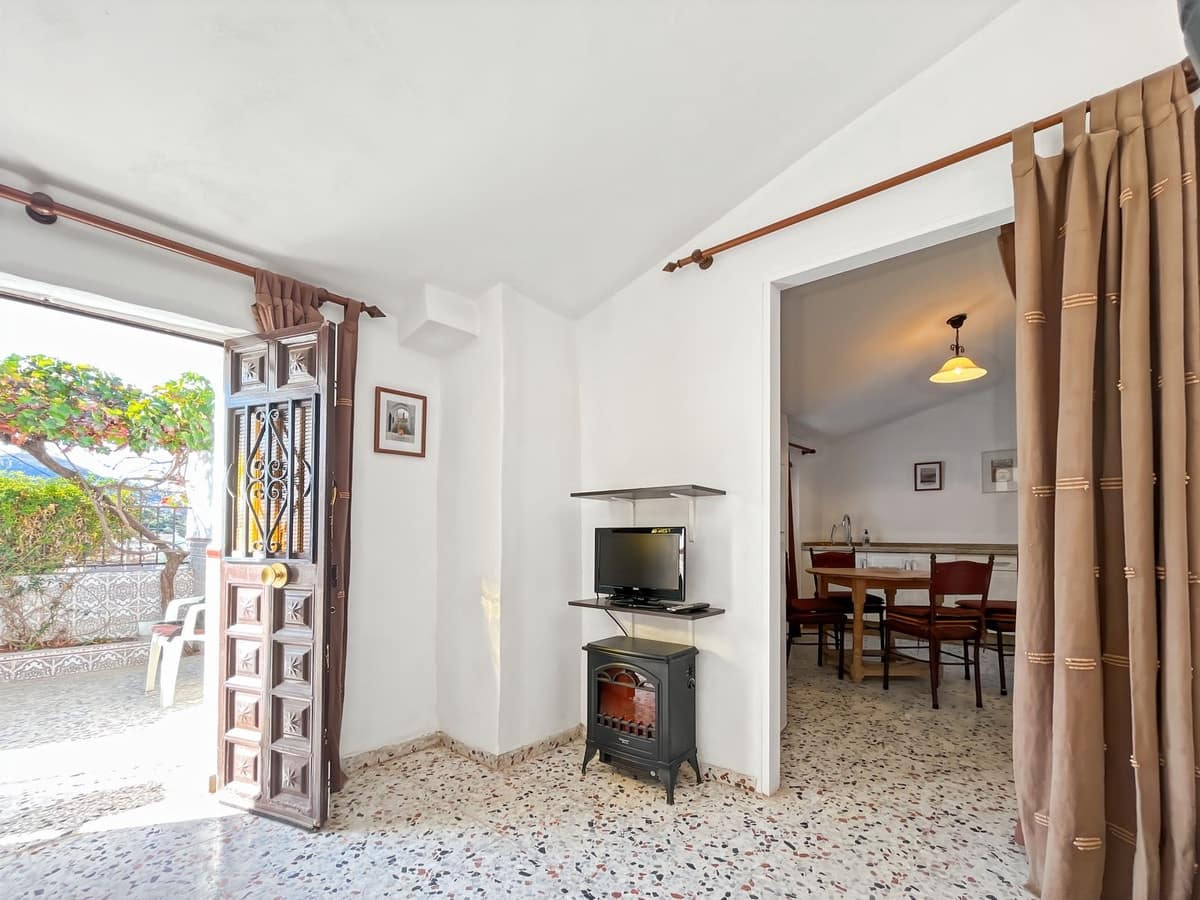 2 bedroom Semi-detached Villa for sale in Comares with garage - € 98,500 (Ref: 9363275)