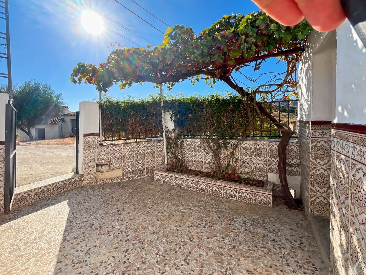 2 bedroom Semi-detached Villa for sale in Comares with garage - € 98,500 (Ref: 9363275)
