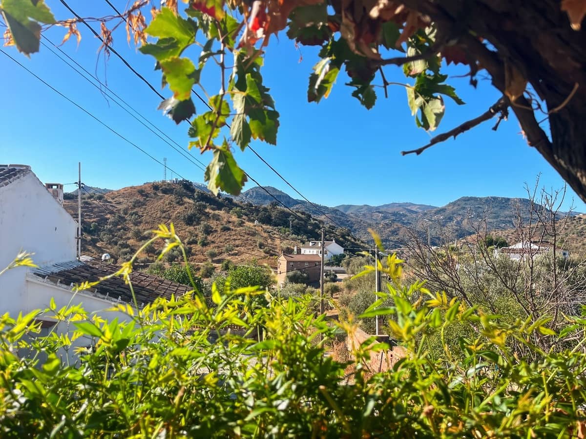 2 bedroom Semi-detached Villa for sale in Comares with garage - € 98,500 (Ref: 9363275)
