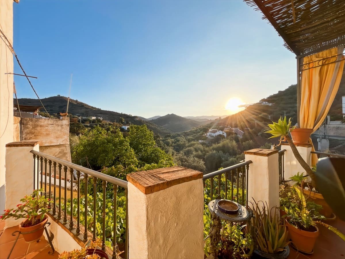 6 soverom Kjedet enebolig til salgs i Comares med garasje - € 324 500 (Ref: 9363386)