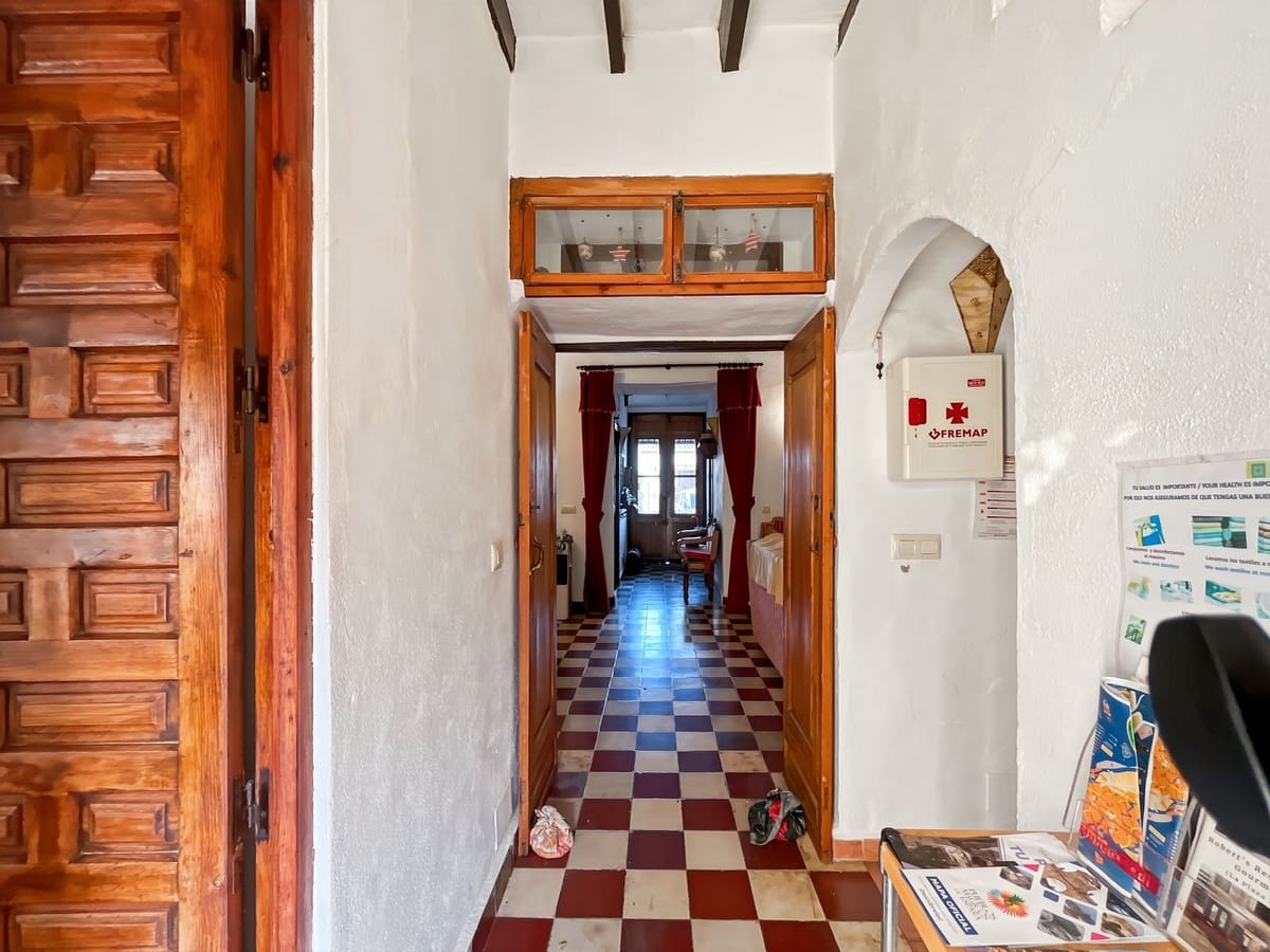 6 soverom Kjedet enebolig til salgs i Comares med garasje - € 324 500 (Ref: 9363386)