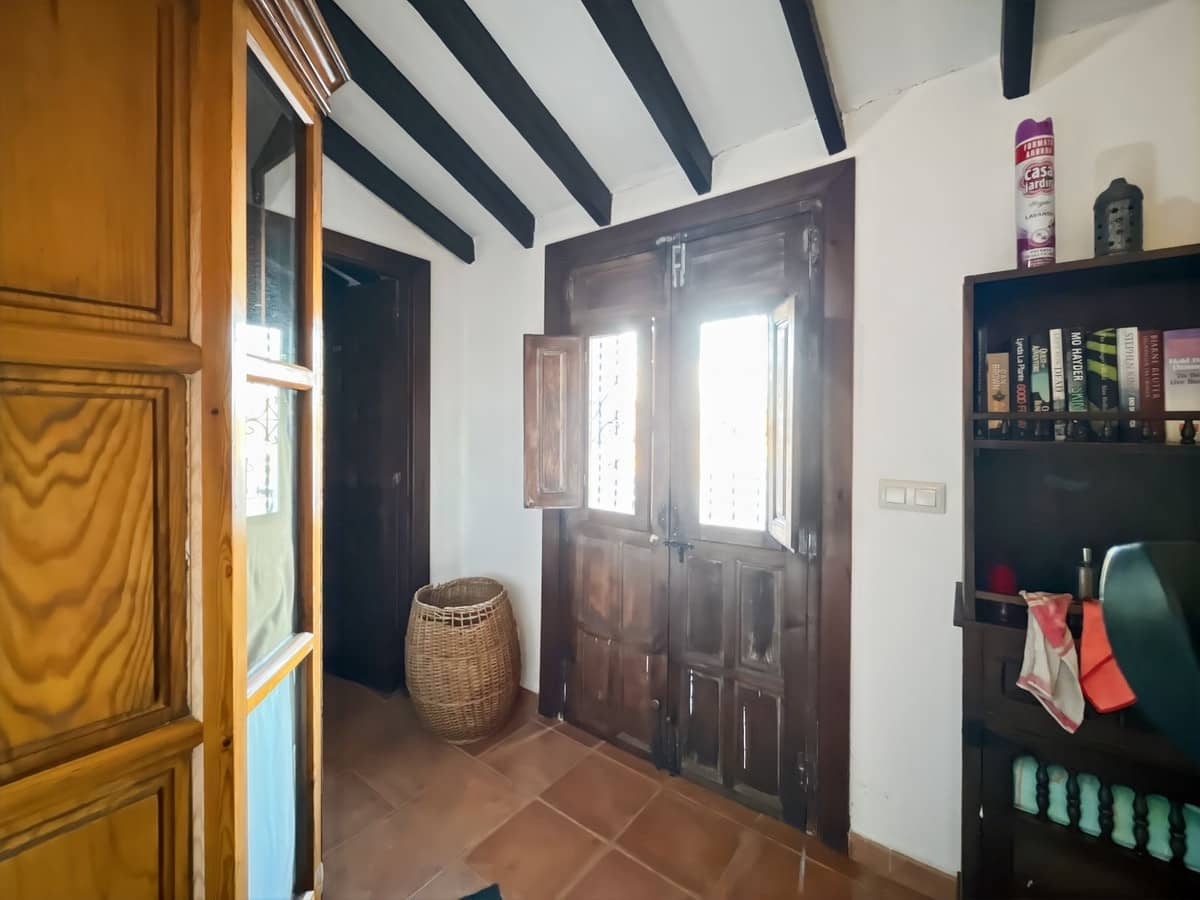 6 soverom Kjedet enebolig til salgs i Comares med garasje - € 324 500 (Ref: 9363386)