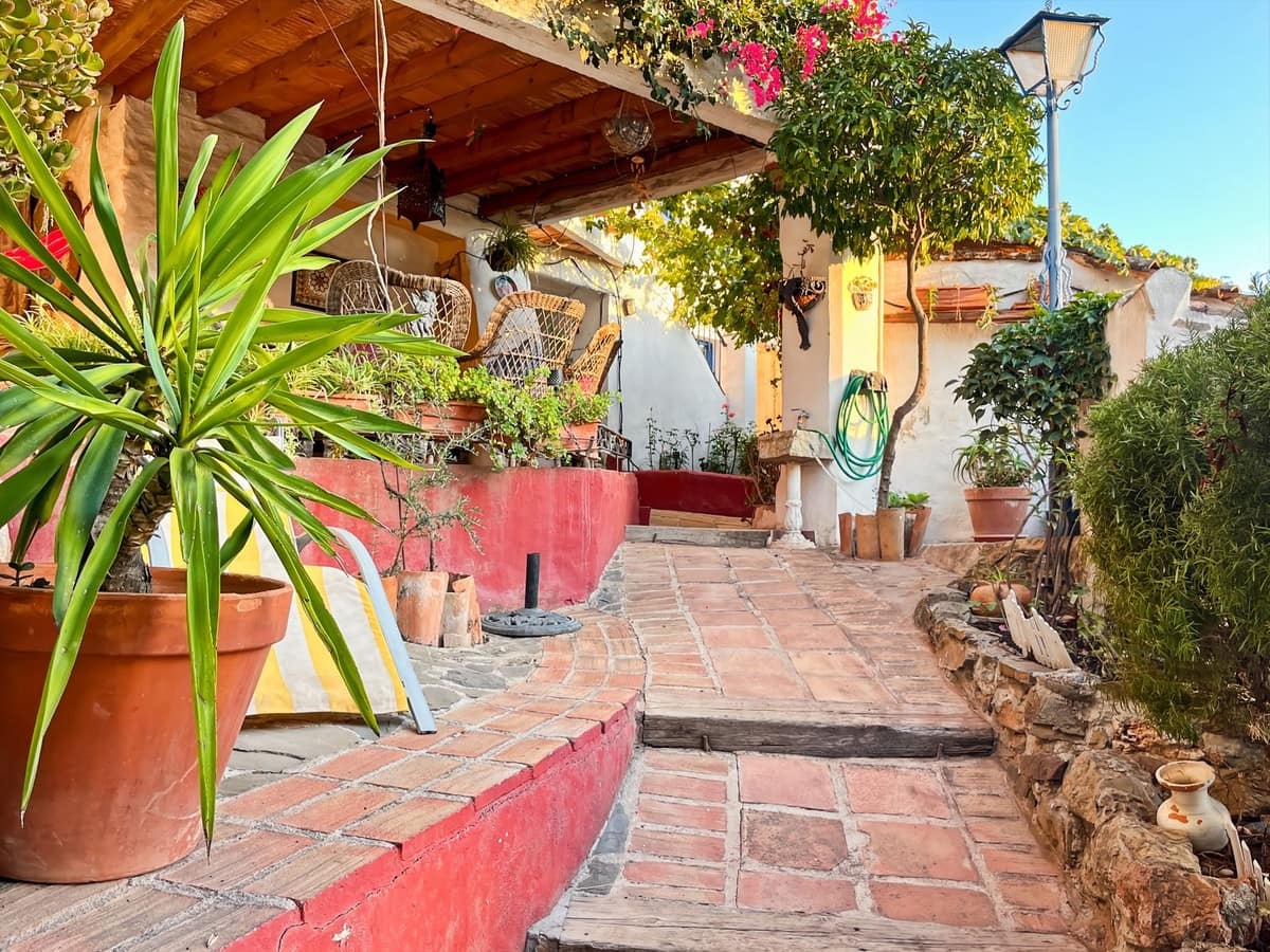 6 soverom Kjedet enebolig til salgs i Comares med garasje - € 324 500 (Ref: 9363386)