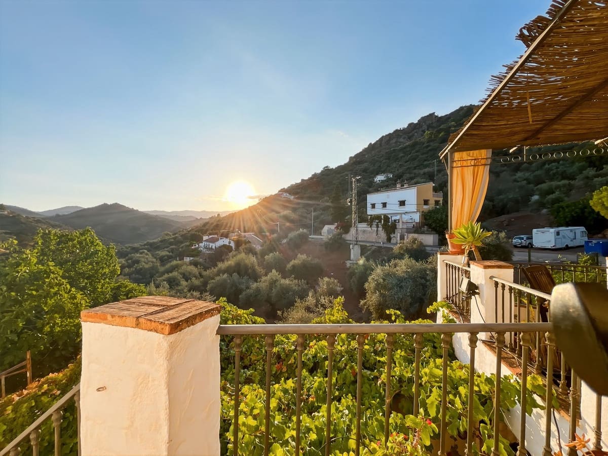 6 soverom Kjedet enebolig til salgs i Comares med garasje - € 324 500 (Ref: 9363386)