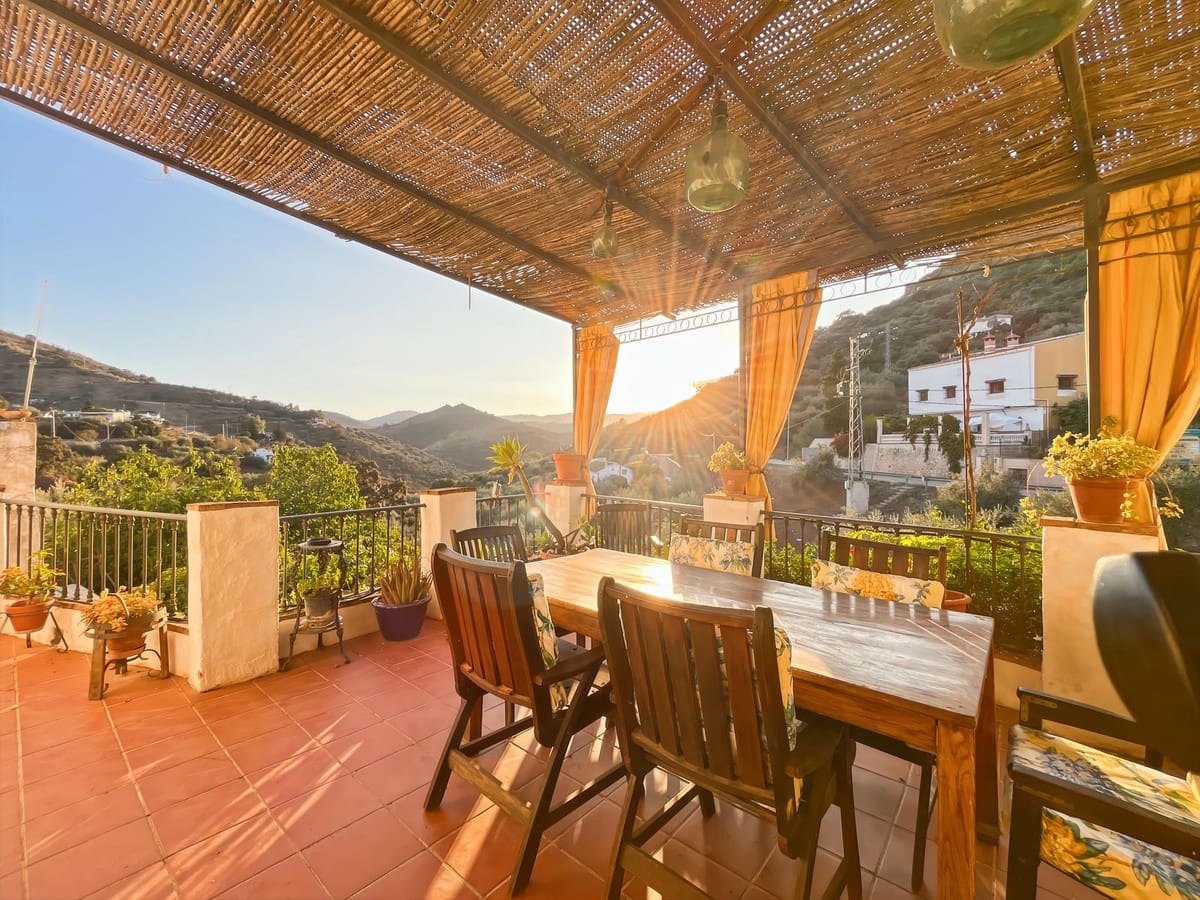 6 soverom Kjedet enebolig til salgs i Comares med garasje - € 324 500 (Ref: 9363386)