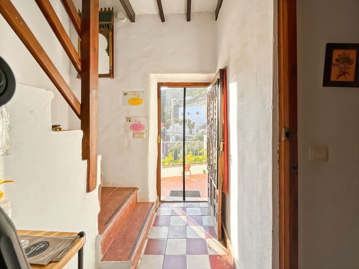 6 bedroom Semi-detached Villa for sale in Comares with garage - € 324,500 (Ref: 9363386)