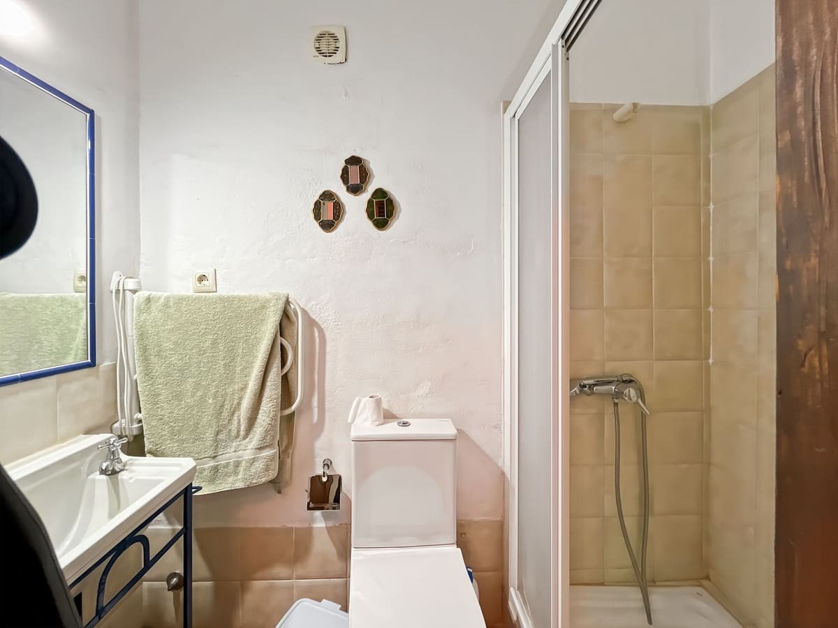 6 bedroom Semi-detached Villa for sale in Comares with garage - € 324,500 (Ref: 9363386)