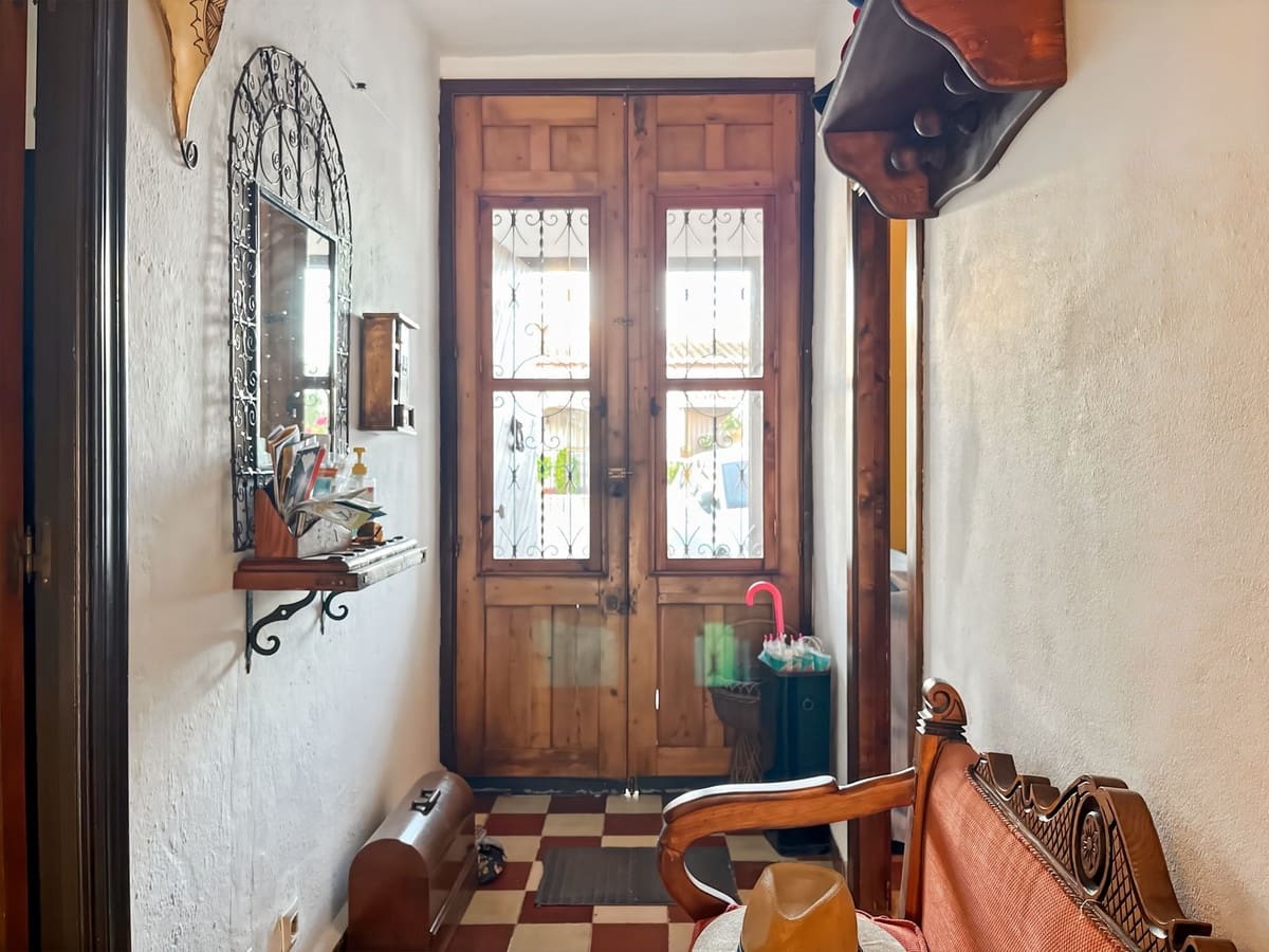 6 bedroom Semi-detached Villa for sale in Comares with garage - € 324,500 (Ref: 9363386)