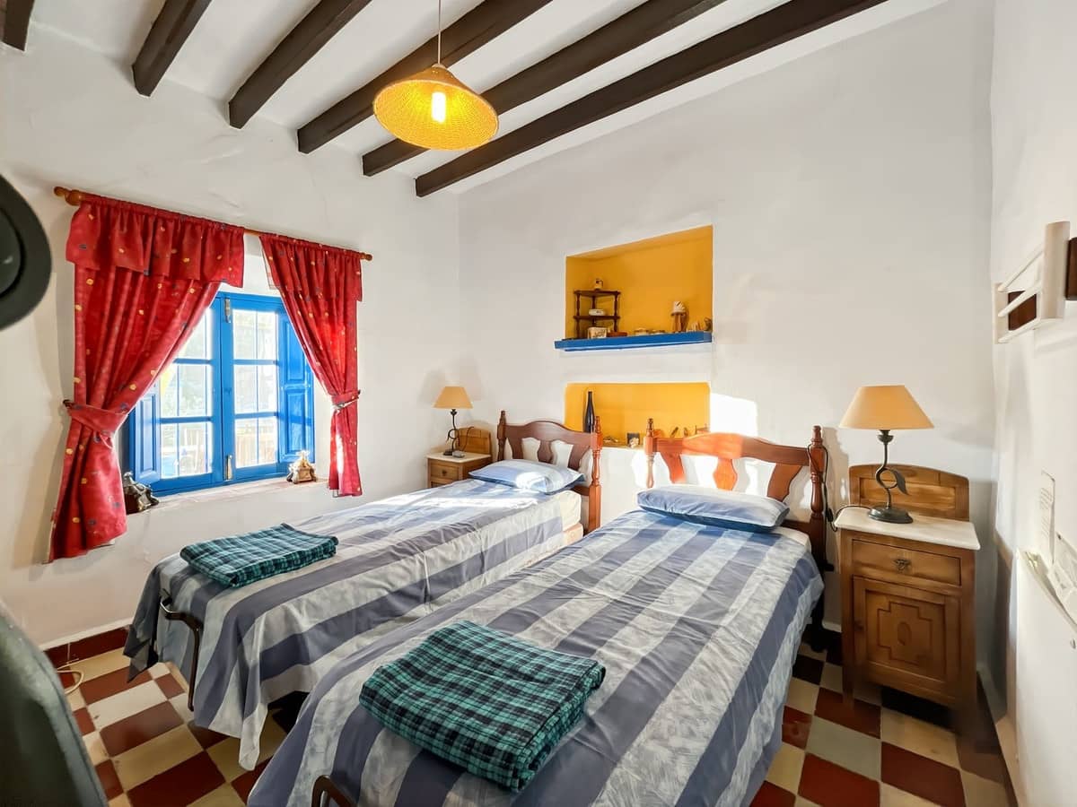 6 bedroom Semi-detached Villa for sale in Comares with garage - € 324,500 (Ref: 9363386)