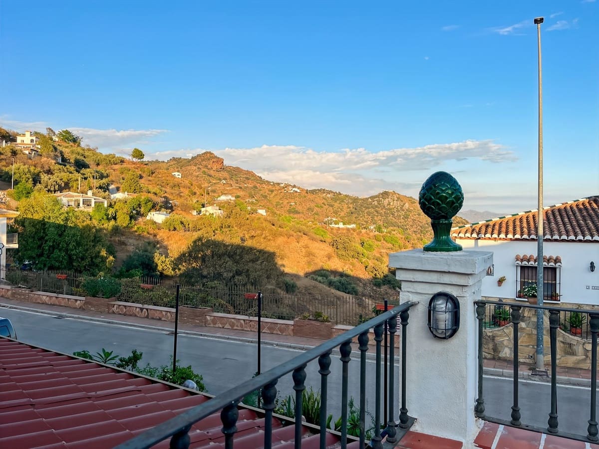 6 bedroom Semi-detached Villa for sale in Comares with garage - € 324,500 (Ref: 9363386)