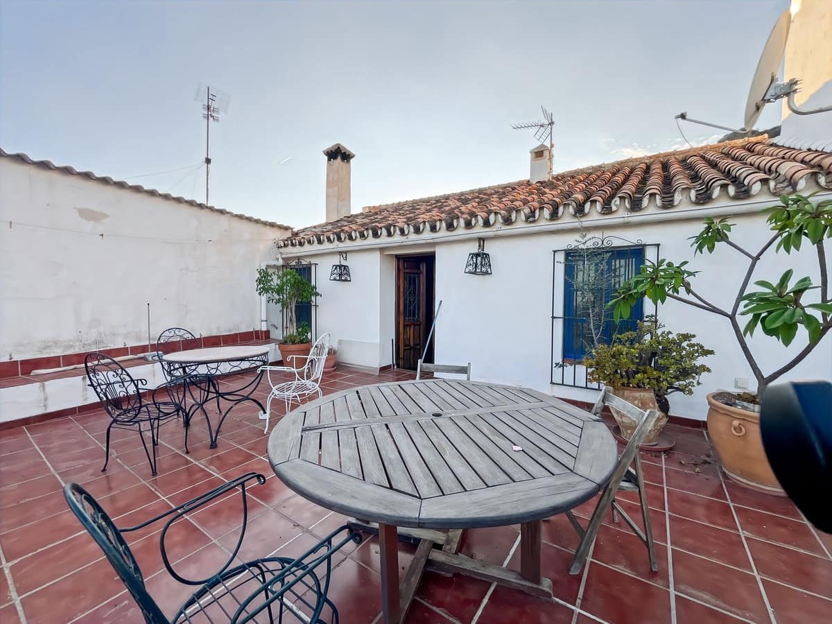 6 bedroom Semi-detached Villa for sale in Comares with garage - € 324,500 (Ref: 9363386)