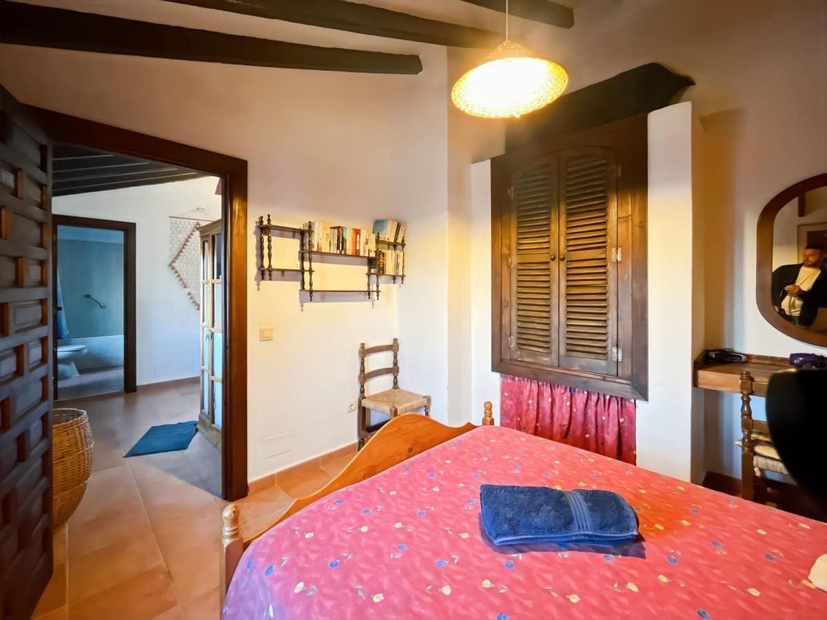 6 bedroom Semi-detached Villa for sale in Comares with garage - € 324,500 (Ref: 9363386)