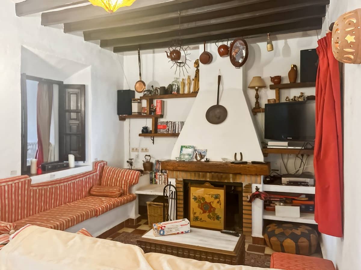 6 bedroom Semi-detached Villa for sale in Comares with garage - € 324,500 (Ref: 9363386)