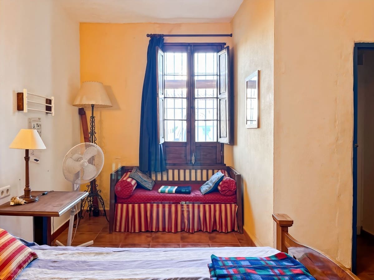 6 bedroom Semi-detached Villa for sale in Comares with garage - € 324,500 (Ref: 9363386)