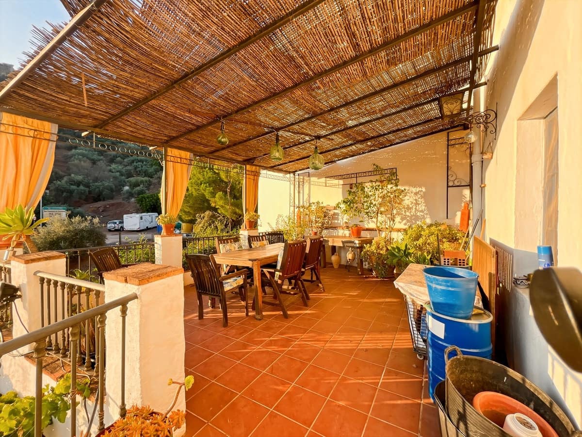 6 bedroom Semi-detached Villa for sale in Comares with garage - € 324,500 (Ref: 9363386)