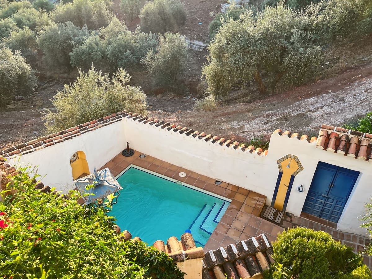 6 bedroom Semi-detached Villa for sale in Comares with garage - € 324,500 (Ref: 9363386)