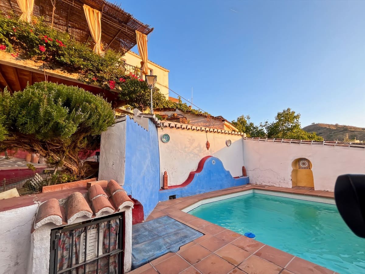 6 bedroom Semi-detached Villa for sale in Comares with garage - € 324,500 (Ref: 9363386)