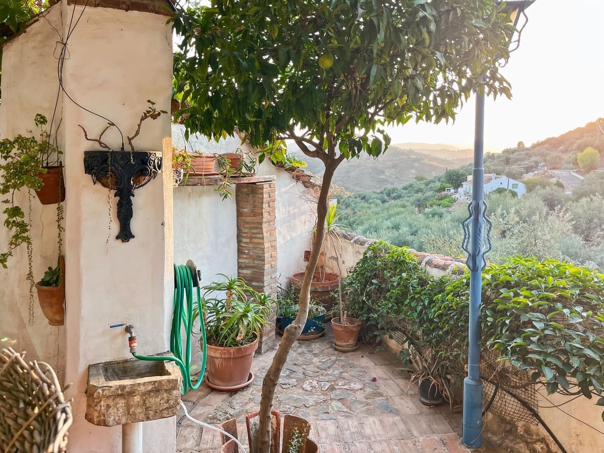 6 bedroom Semi-detached Villa for sale in Comares with garage - € 324,500 (Ref: 9363386)