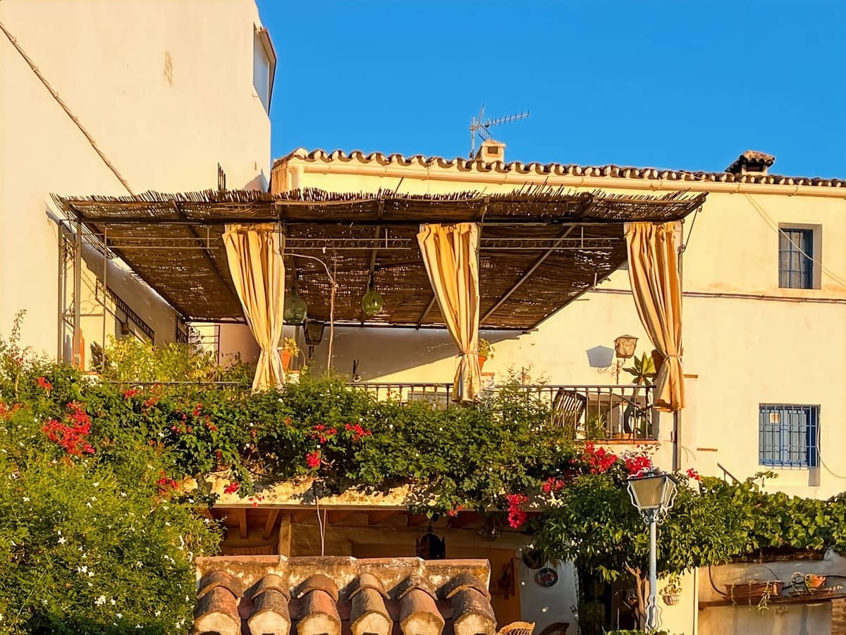 6 bedroom Semi-detached Villa for sale in Comares with garage - € 324,500 (Ref: 9363386)