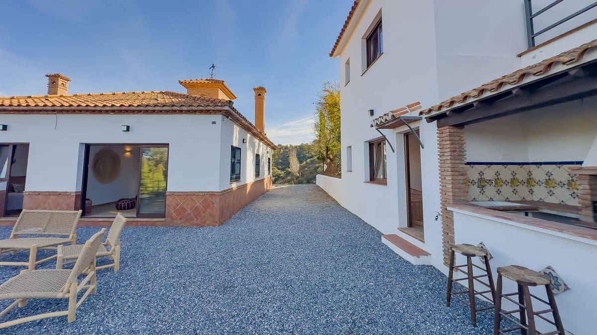 6 soveværelse Finca/Landehus til salg i Malaga by med swimmingpool garage - € 975.000 (Ref: 9386645)