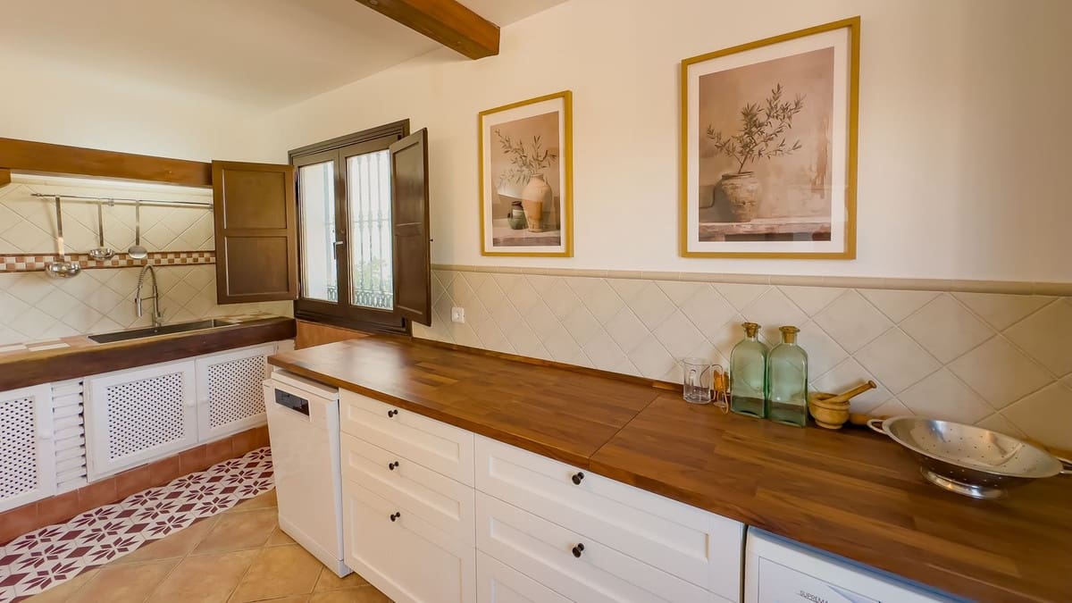 6 soveværelse Finca/Landehus til salg i Malaga by med swimmingpool garage - € 975.000 (Ref: 9386645)