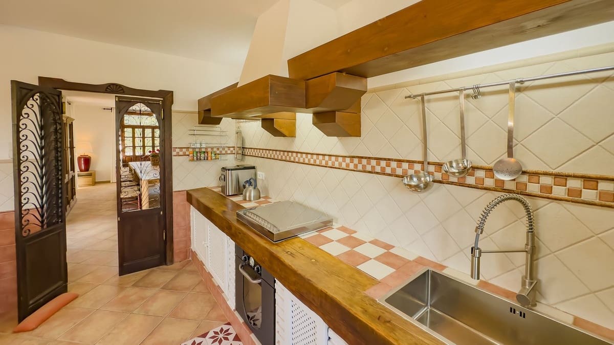 6 soveværelse Finca/Landehus til salg i Malaga by med swimmingpool garage - € 975.000 (Ref: 9386645)