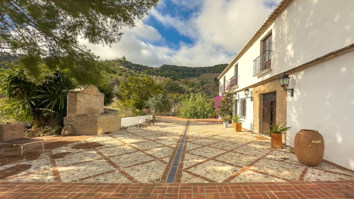 8 soverom Finca/Herregård til salgs i Malaga by med svømmebasseng garasje - € 1 195 000 (Ref: 9438759)