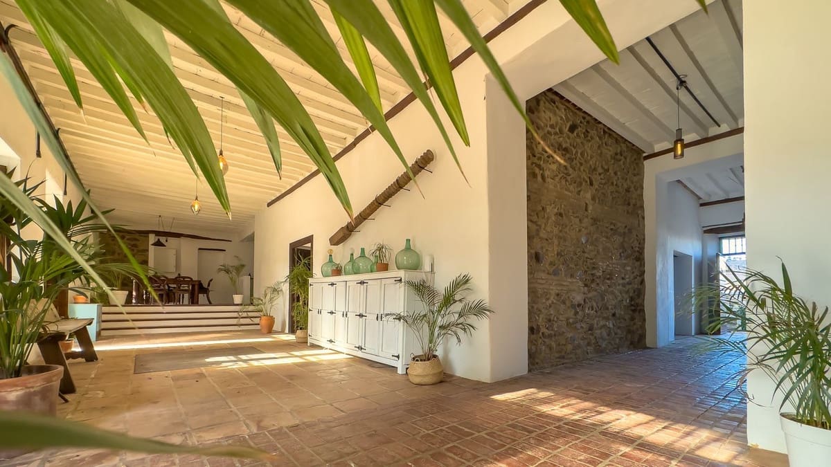 8 soverom Finca/Herregård til salgs i Malaga by med svømmebasseng garasje - € 1 195 000 (Ref: 9438759)