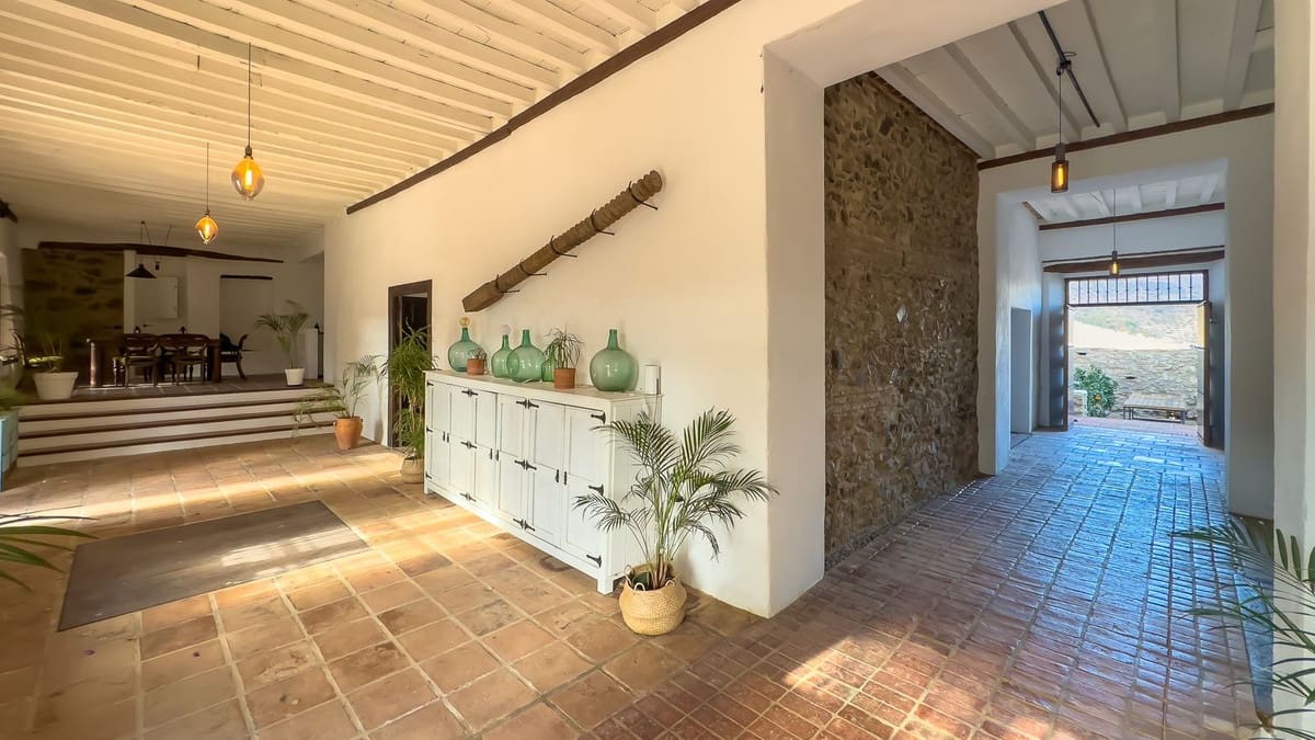 8 soverom Finca/Herregård til salgs i Malaga by med svømmebasseng garasje - € 1 195 000 (Ref: 9438759)