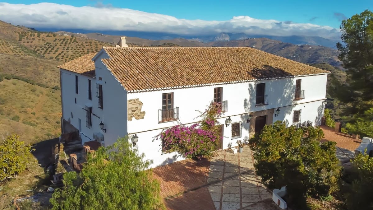 8 soverom Finca/Herregård til salgs i Malaga by med svømmebasseng garasje - € 1 195 000 (Ref: 9438759)