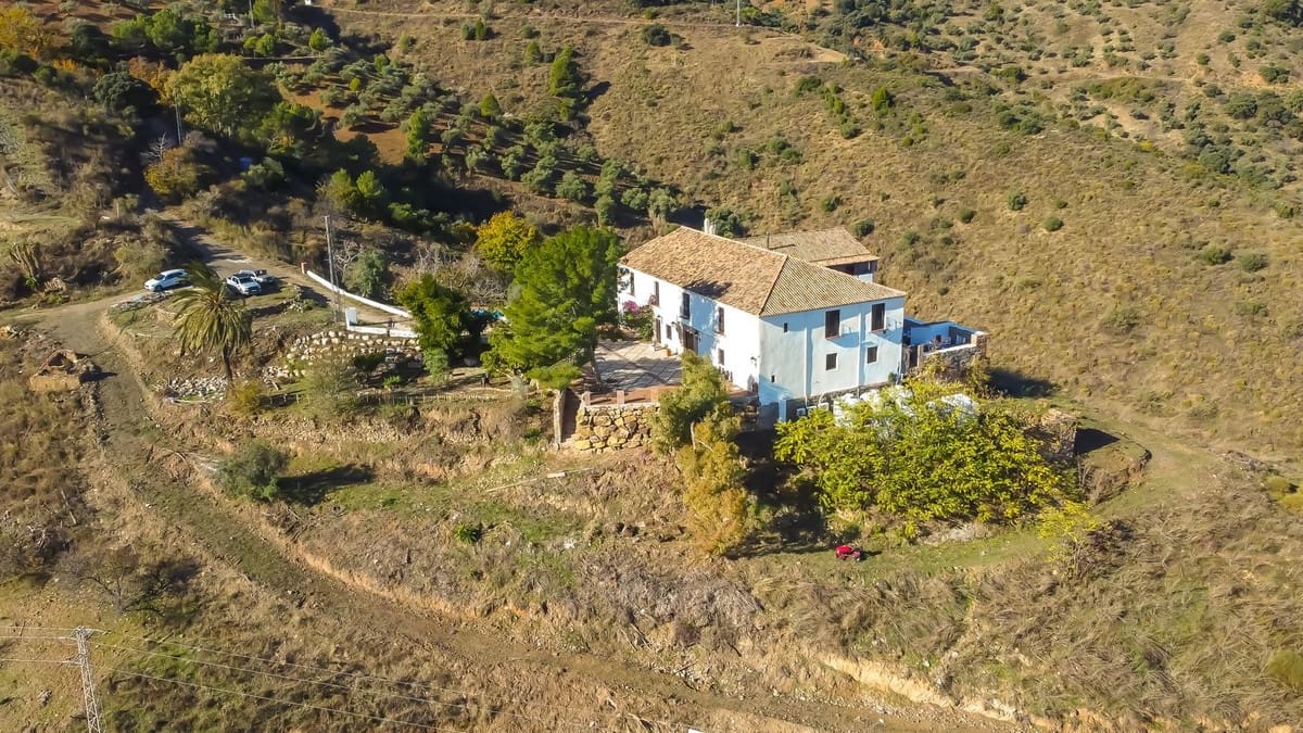 8 soverom Finca/Herregård til salgs i Malaga by med svømmebasseng garasje - € 1 195 000 (Ref: 9438759)
