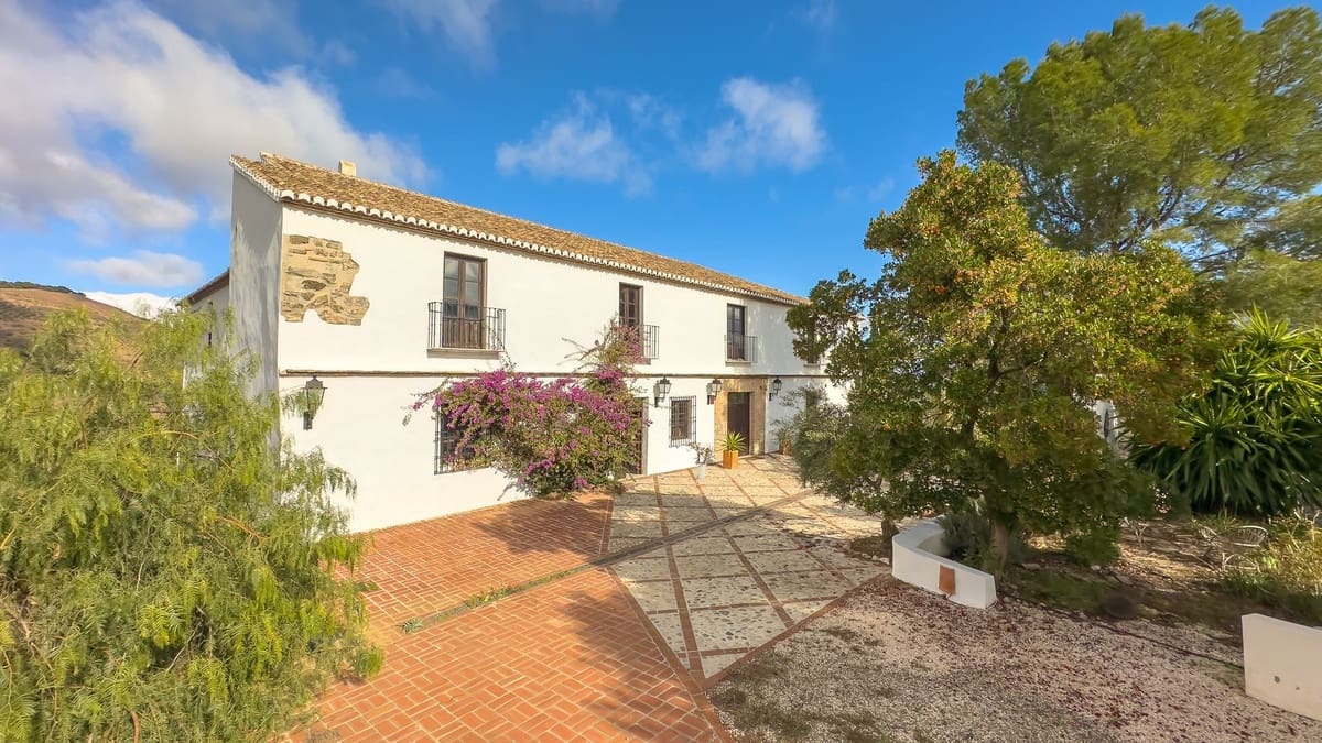 8 soverom Finca/Herregård til salgs i Malaga by med svømmebasseng garasje - € 1 195 000 (Ref: 9438759)
