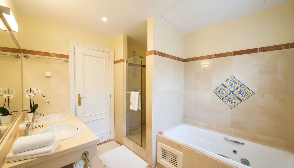 2 slaapkamer Appartement te koop in Bahia de Casares met zwembad garage - € 499.000 (Ref: 9447326)