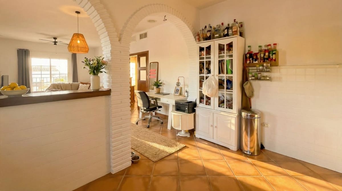 4 bedroom Villa for sale in Colmenar with pool garage - € 399,000 (Ref: 9528942)