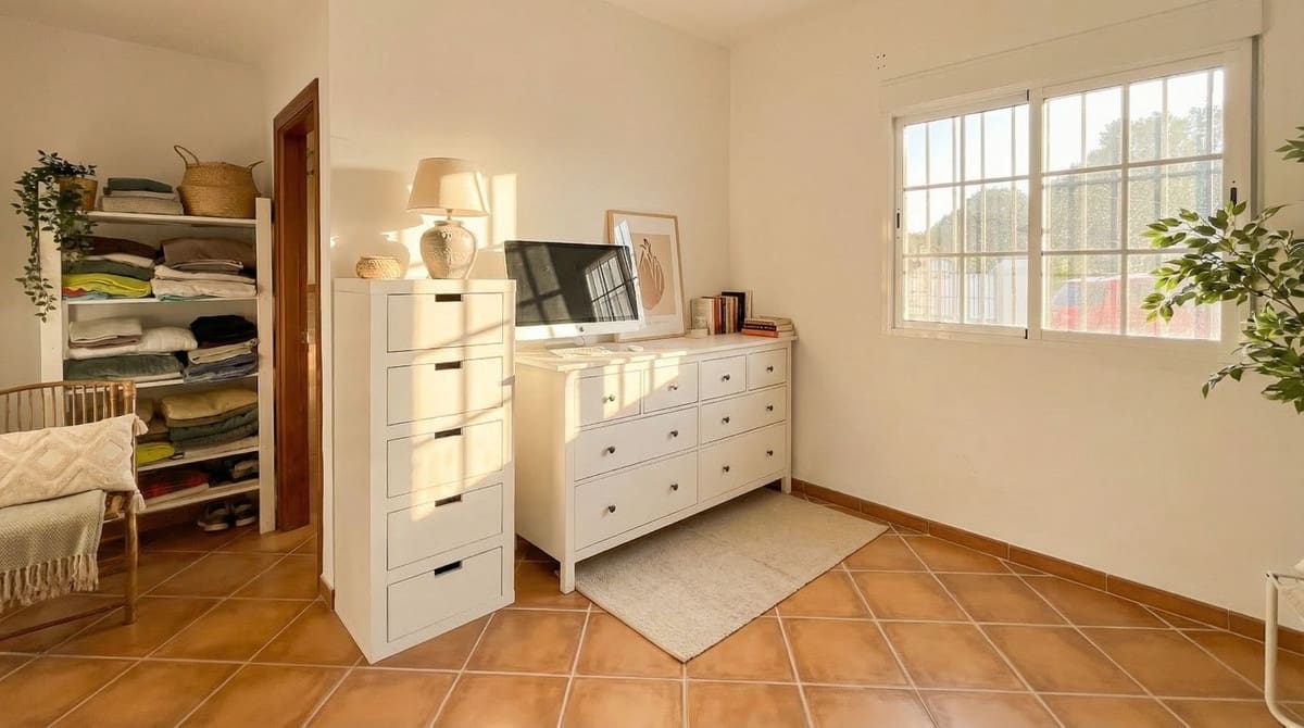 4 bedroom Villa for sale in Colmenar with pool garage - € 399,000 (Ref: 9528942)