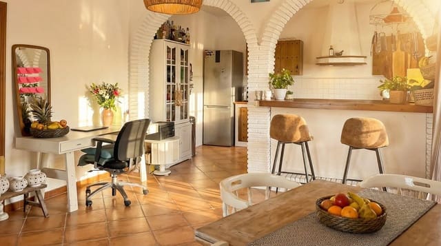 4 bedroom Villa for sale in Colmenar with pool garage - € 399,000 (Ref: 9528942)