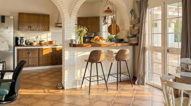 4 bedroom Villa for sale in Colmenar with pool garage - € 399,000 (Ref: 9528942)