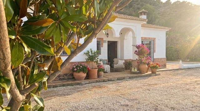 4 bedroom Villa for sale in Colmenar with pool garage - € 399,000 (Ref: 9528942)