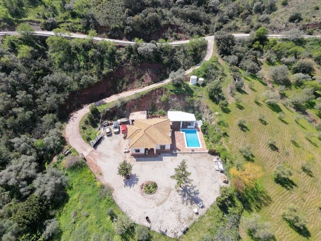 4 sypialnia Willa na sprzedaż w Colmenar z basenem garażem - 369 000 € (Ref: 9528942)