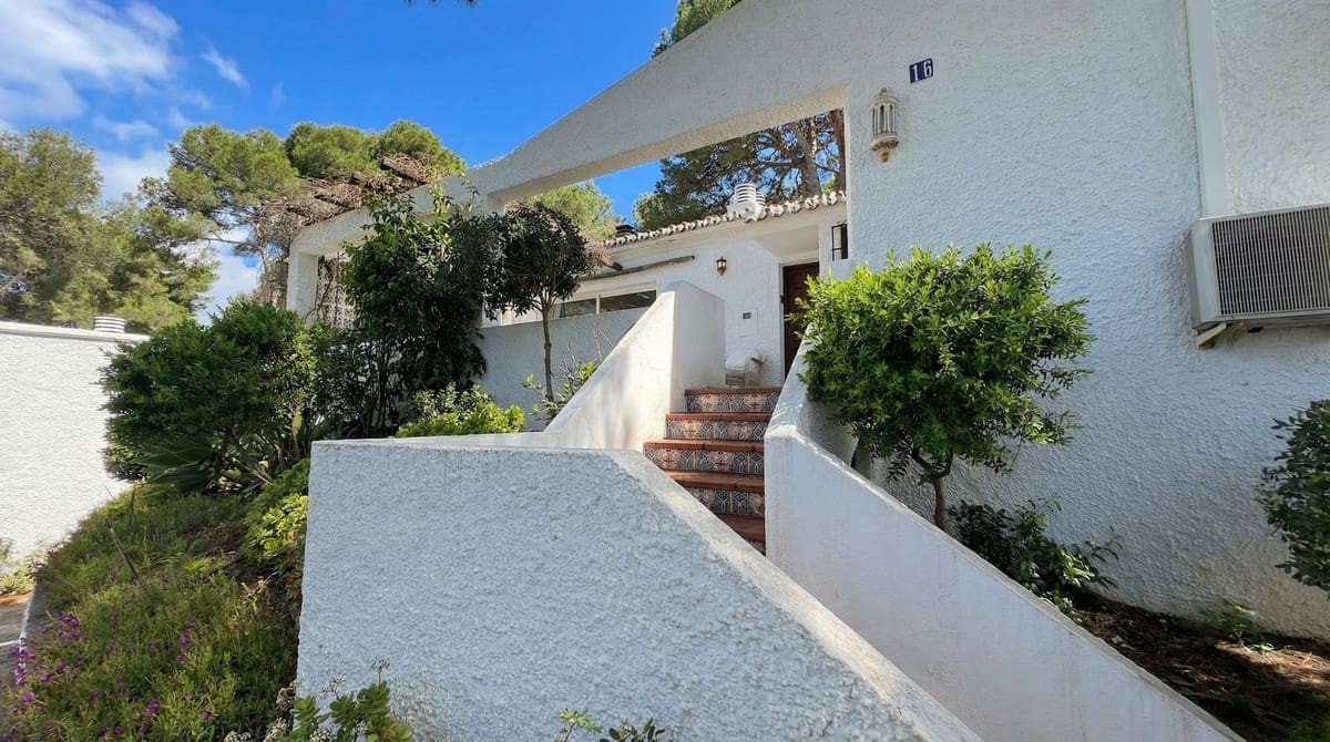 2 bedroom Townhouse for sale in Calahonda with pool garage - € 315,000 (Ref: 9566280)