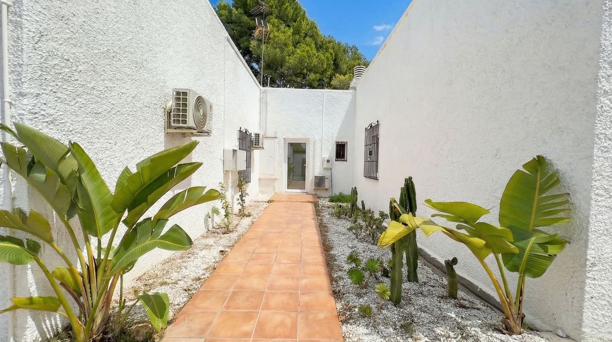 2 bedroom Townhouse for sale in Calahonda with pool garage - € 315,000 (Ref: 9566280)