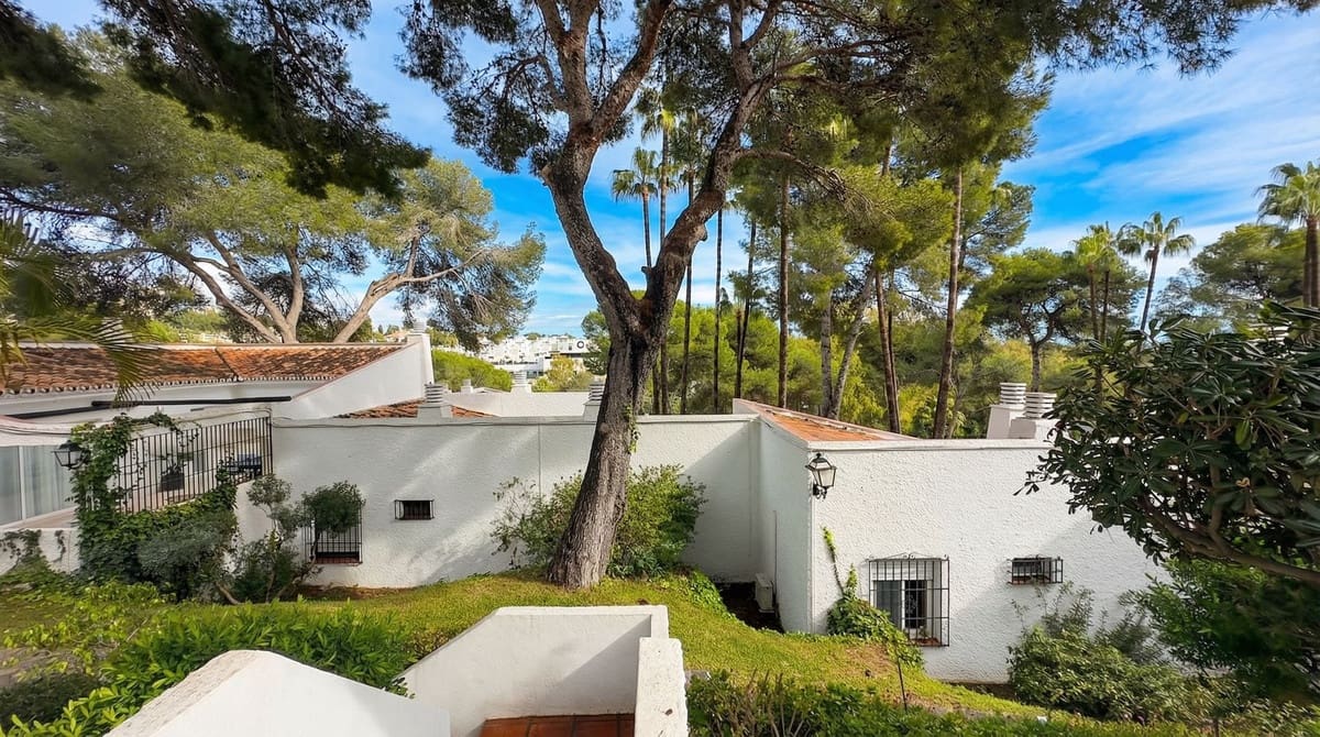 2 bedroom Townhouse for sale in Calahonda with pool garage - € 315,000 (Ref: 9566280)